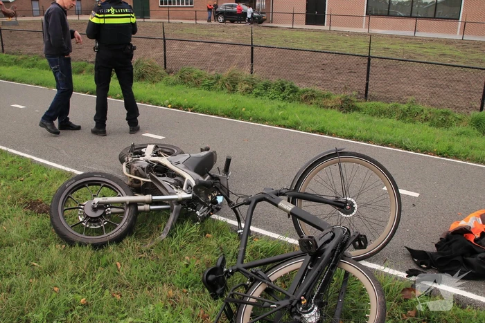 Twee gewonden na botsing tussen brommer en fiets