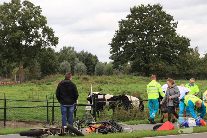 Twee gewonden na botsing tussen brommer en fiets