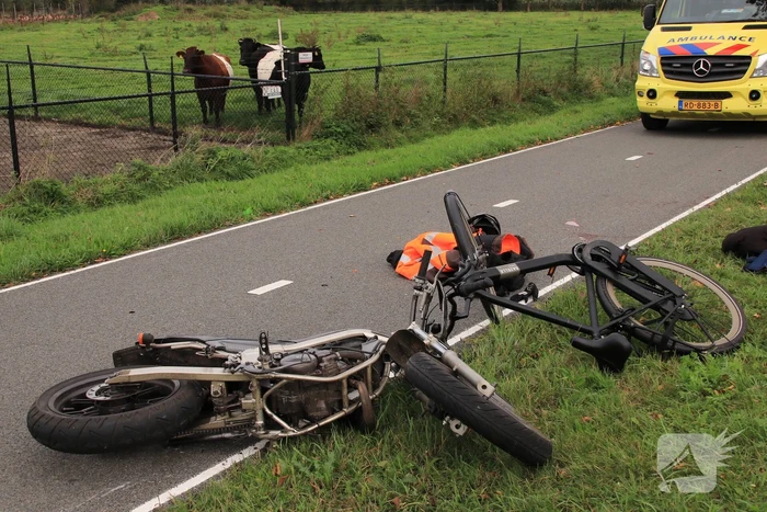 Twee gewonden na botsing tussen brommer en fiets
