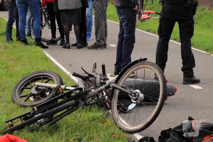 Twee gewonden na botsing tussen brommer en fiets
