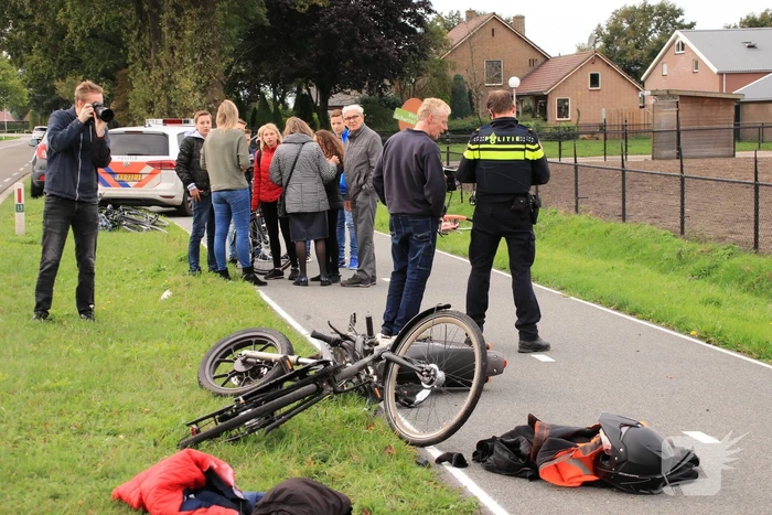 Twee gewonden na botsing tussen brommer en fiets