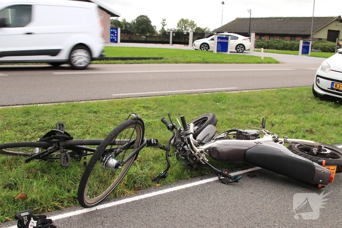 Twee gewonden na botsing tussen brommer en fiets
