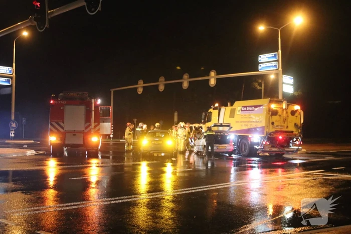 Auto en vrachtwagen botsen op kruising