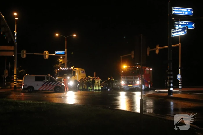 Auto en vrachtwagen botsen op kruising