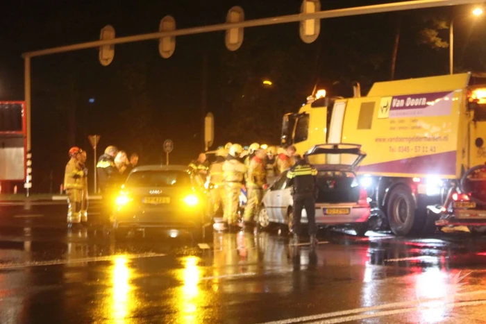 Auto en vrachtwagen botsen op kruising