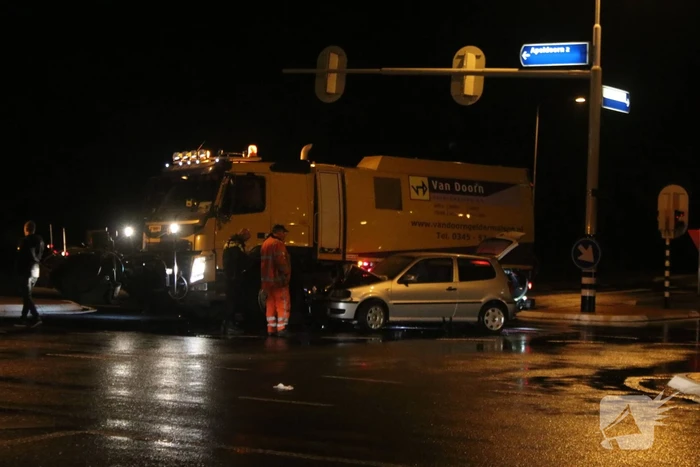 Auto en vrachtwagen botsen op kruising