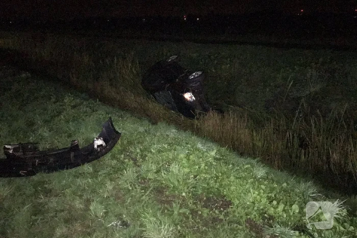 Auto raakt van snelweg en belandt in sloot