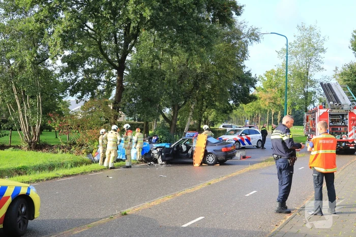 Vrouw bekneld bij frontale aanrijding