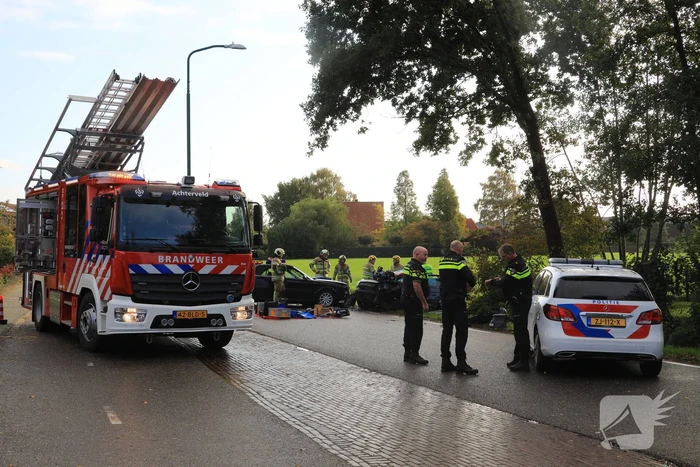 Vrouw bekneld bij frontale aanrijding