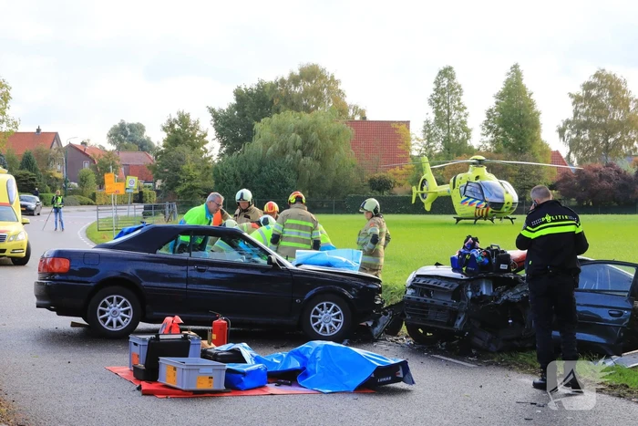 Vrouw bekneld bij frontale aanrijding