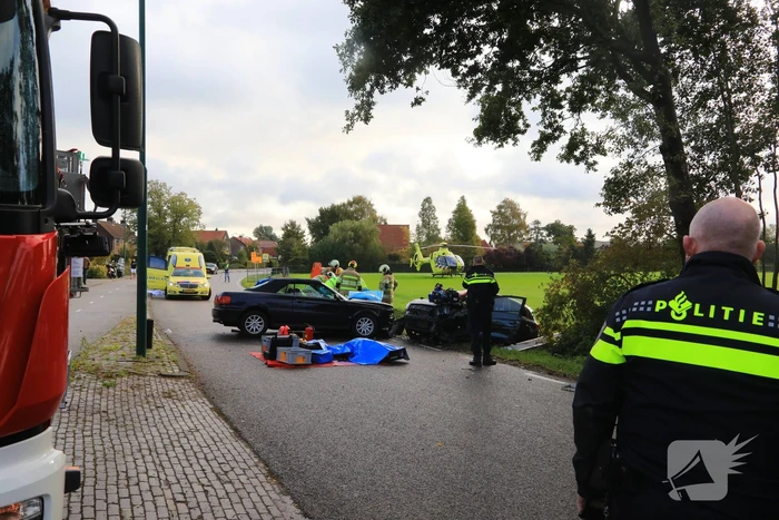 Vrouw bekneld bij frontale aanrijding