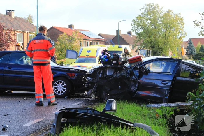 Vrouw bekneld bij frontale aanrijding