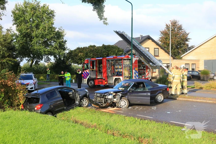 Vrouw bekneld bij frontale aanrijding