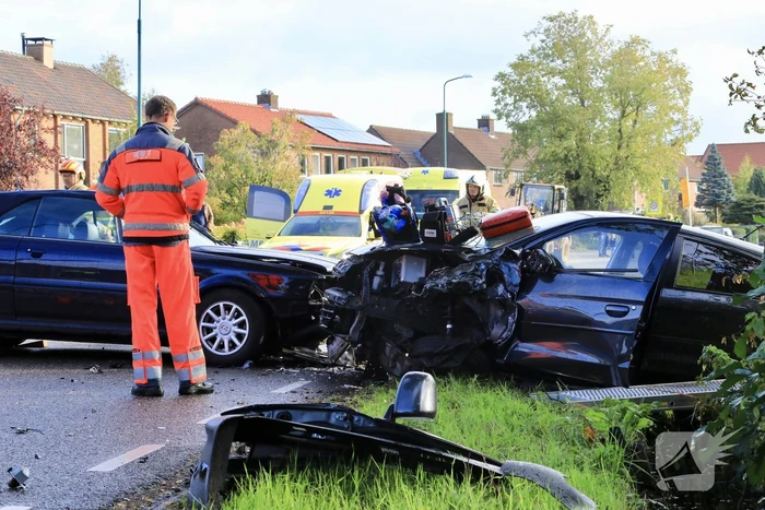 Vrouw bekneld bij frontale aanrijding