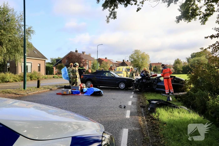 Vrouw bekneld bij frontale aanrijding
