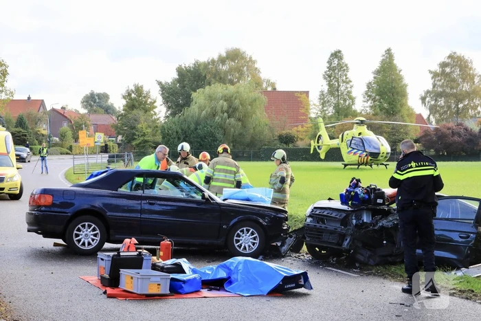 Vrouw bekneld bij frontale aanrijding