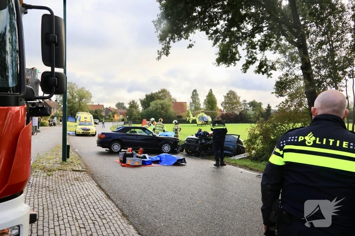 Vrouw bekneld bij frontale aanrijding