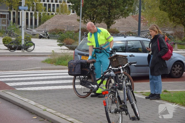 Automobilist ziet fietsster over het hoofd