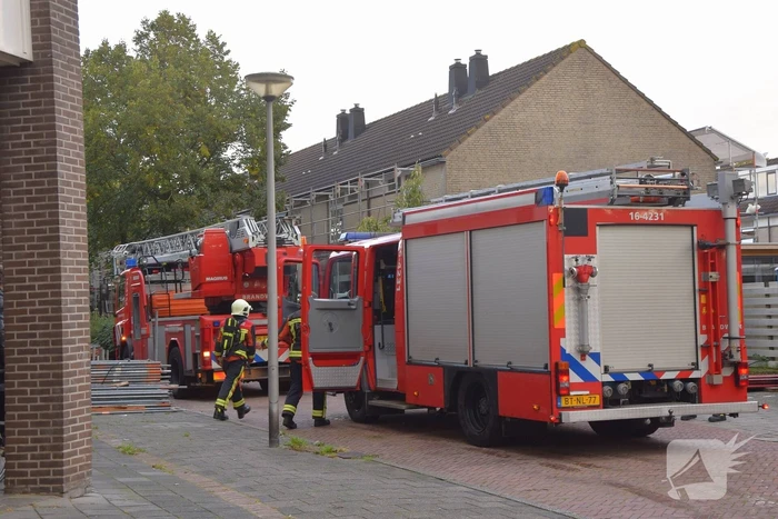 Werklieden ontdekken flinke zolderbrand in woning
