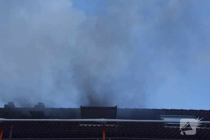 Werklieden ontdekken flinke zolderbrand in woning