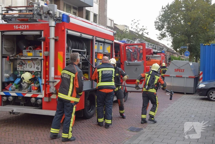 Werklieden ontdekken flinke zolderbrand in woning