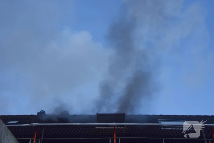 Werklieden ontdekken flinke zolderbrand in woning