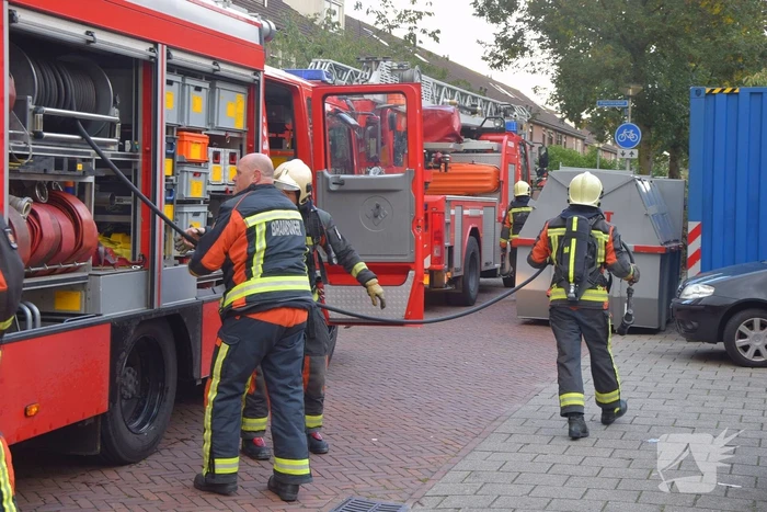Werklieden ontdekken flinke zolderbrand in woning