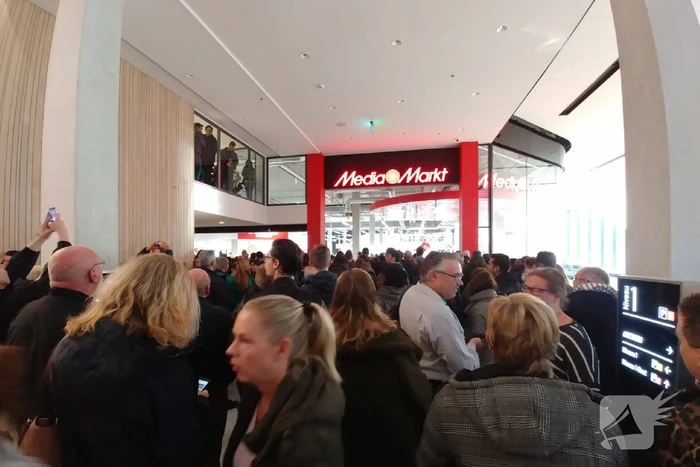 Enorme chaos bij opening 50e MediaMarkt voor gratis oordopjes