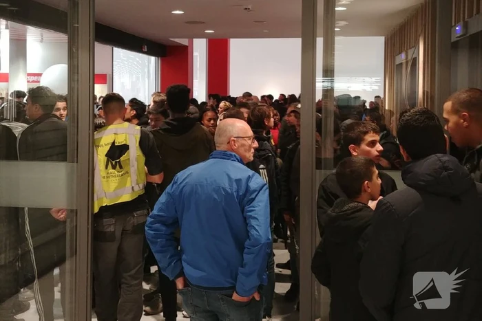 Enorme chaos bij opening 50e MediaMarkt voor gratis oordopjes