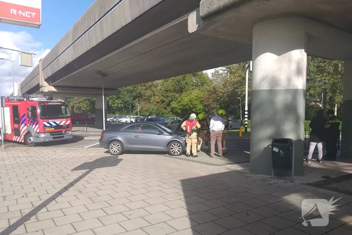 Auto begint spontaan te roken onder het rijden
