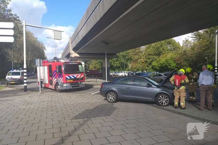 Auto begint spontaan te roken onder het rijden
