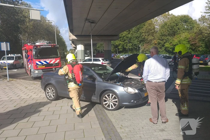 Auto begint spontaan te roken onder het rijden