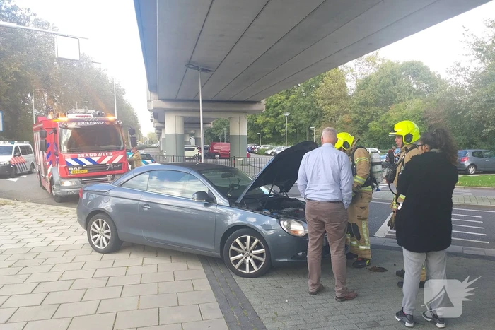 Auto begint spontaan te roken onder het rijden