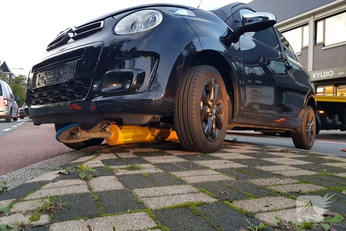 Automobilist botst op paaltje
