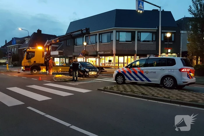 Automobilist botst op paaltje