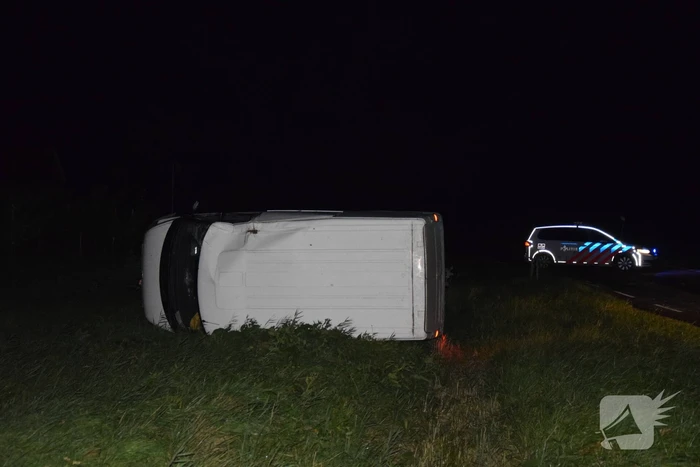 Bestelbus slaat over de kop