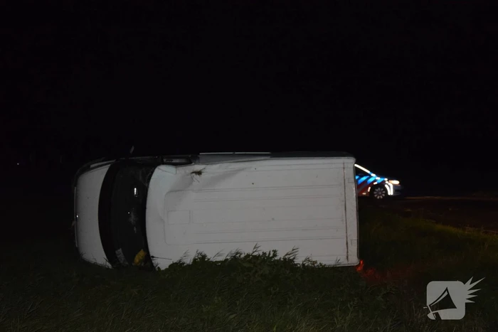 Bestelbus slaat over de kop