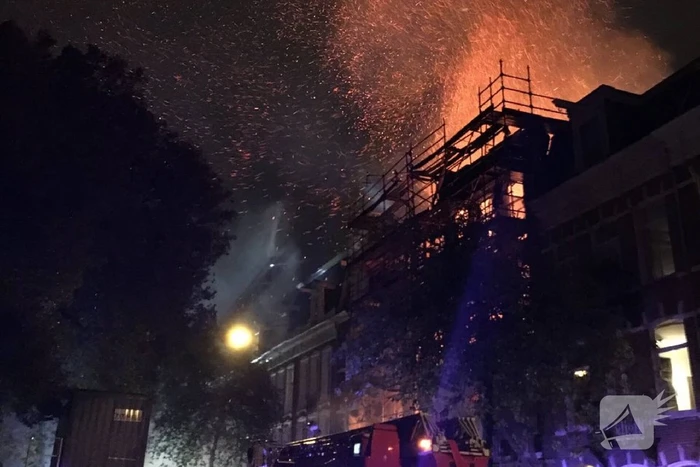 Zeer grote brand in leegstaand pand in Helmersbuurt