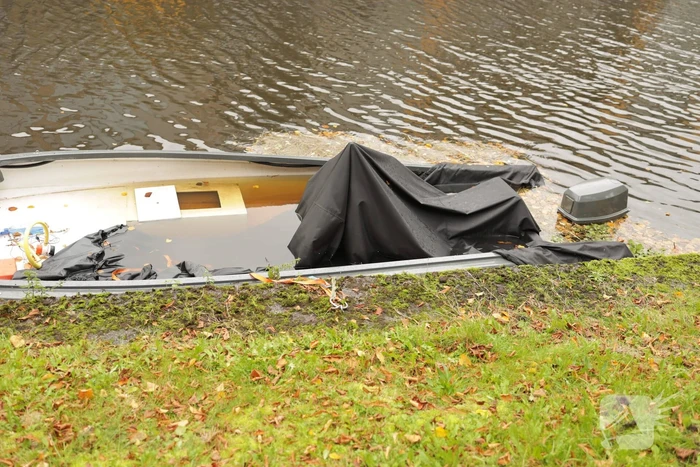 Zinkend bootje vervuilt het water in Vathorst