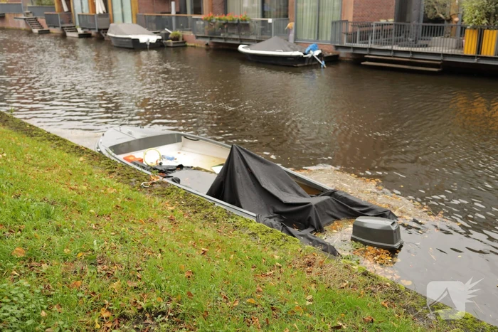 Zinkend bootje vervuilt het water in Vathorst