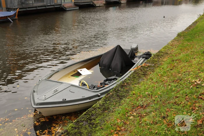 Zinkend bootje vervuilt het water in Vathorst