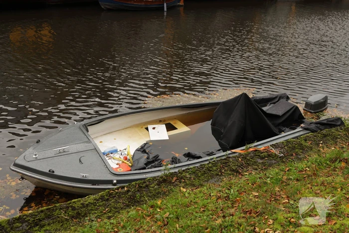 Zinkend bootje vervuilt het water in Vathorst