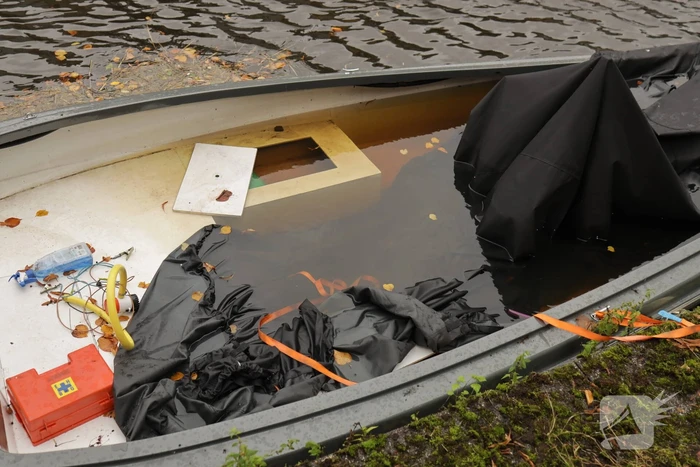 Zinkend bootje vervuilt het water in Vathorst