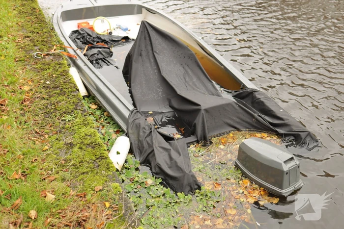 Zinkend bootje vervuilt het water in Vathorst