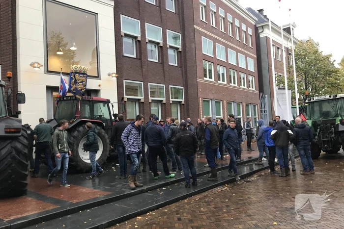 Honderden boeren protesterende bij provinciehuis