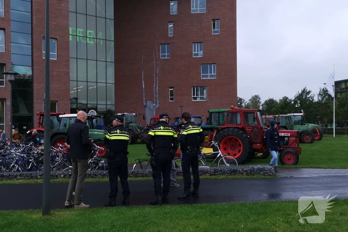 Boeren protestreren massaal met tractoren bij universiteit voor debat Gelderlander
