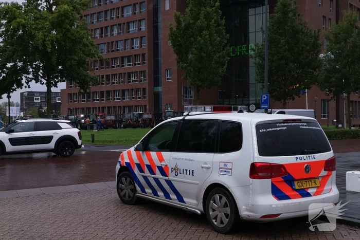 Boeren protestreren massaal met tractoren bij universiteit voor debat Gelderlander
