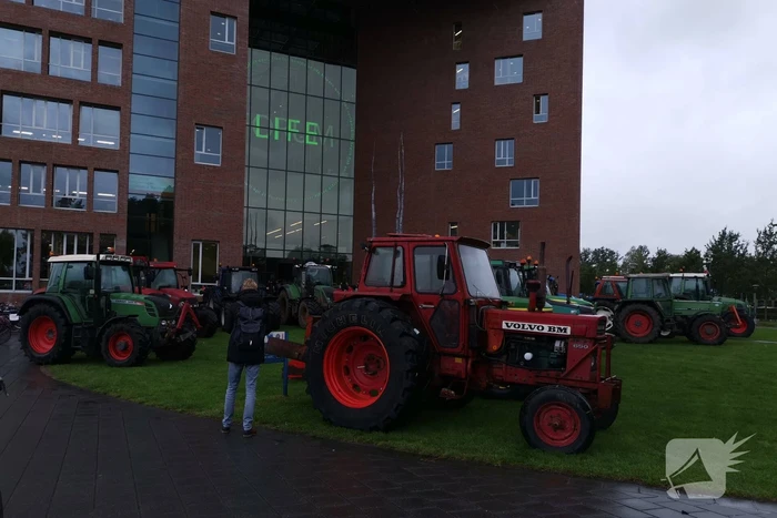 Boeren protestreren massaal met tractoren bij universiteit voor debat Gelderlander