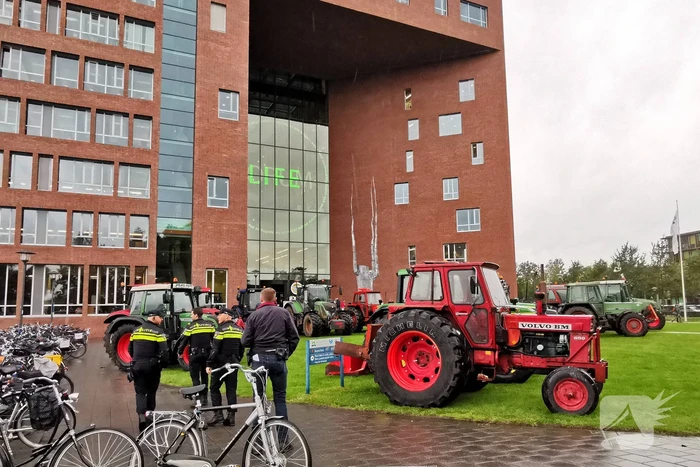 Boeren protestreren massaal met tractoren bij universiteit voor debat Gelderlander