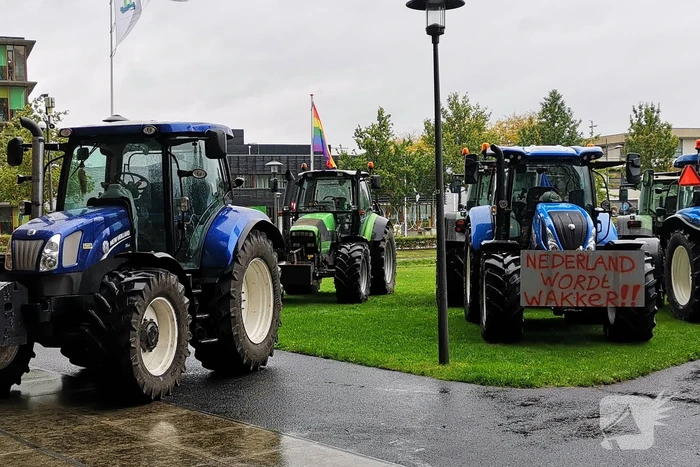 Boeren protestreren massaal met tractoren bij universiteit voor debat Gelderlander
